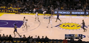 开云体育官方网站-湖人遭遇奇才逆转，戴维斯投篮扣篮不中