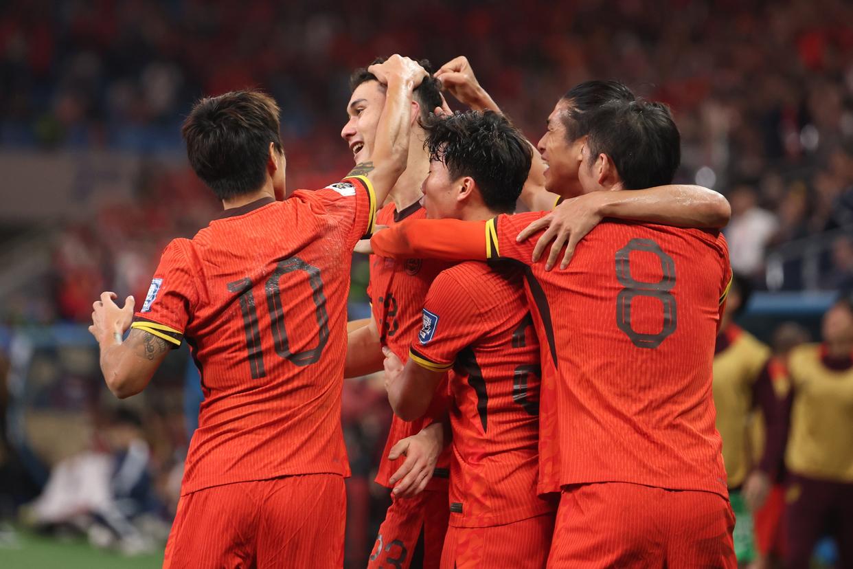 球队在激战中赢得胜利,小组赛圆满结束 球队在激战中赢得胜利,小组赛圆满结束