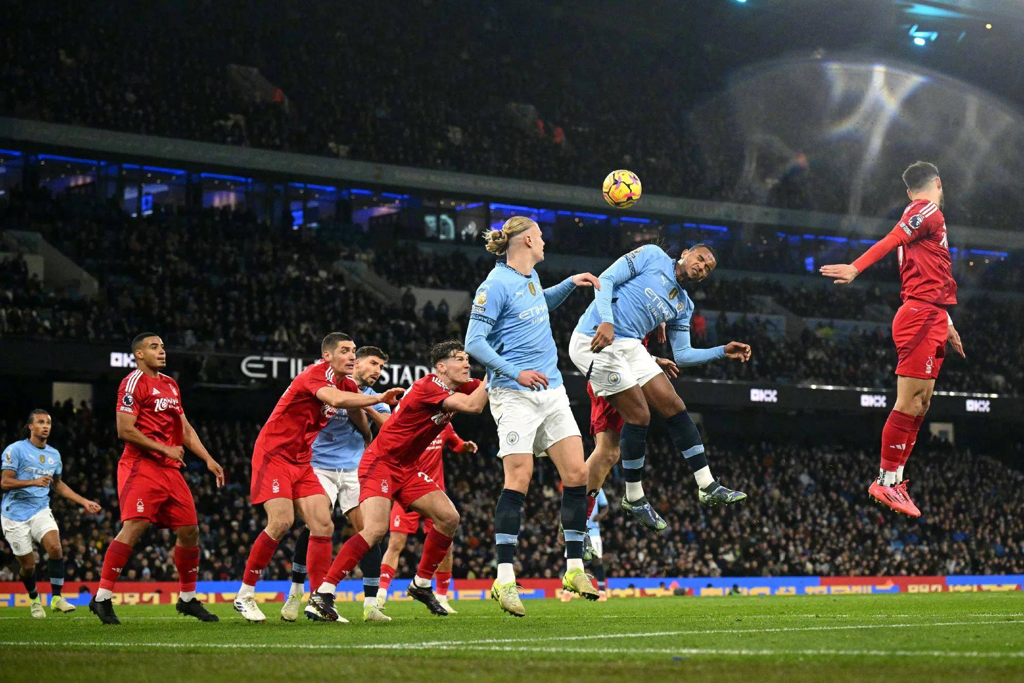 开云下载-切尔西取胜，英超卫冕梦想再起