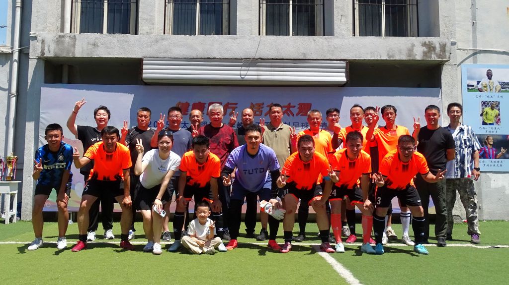 球员们奋勇拼搏，争夺胜利的机会