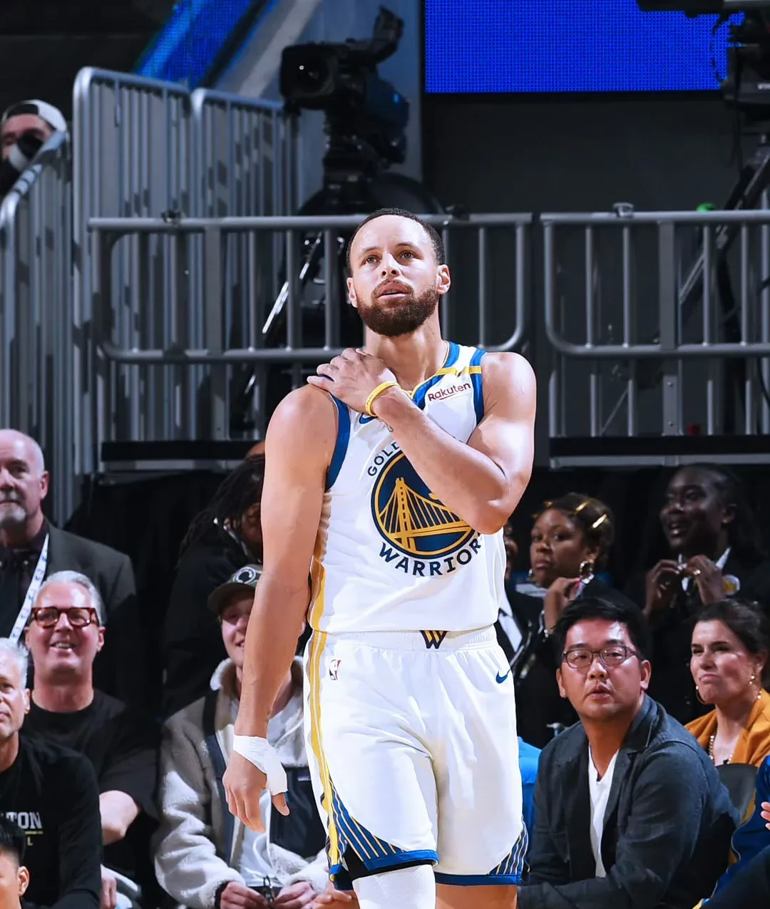 关于球员们为荣誉拼尽全力,明星球员表现抢眼的信息 关于球员们为荣誉拼尽全力,明星球员表现抢眼的信息