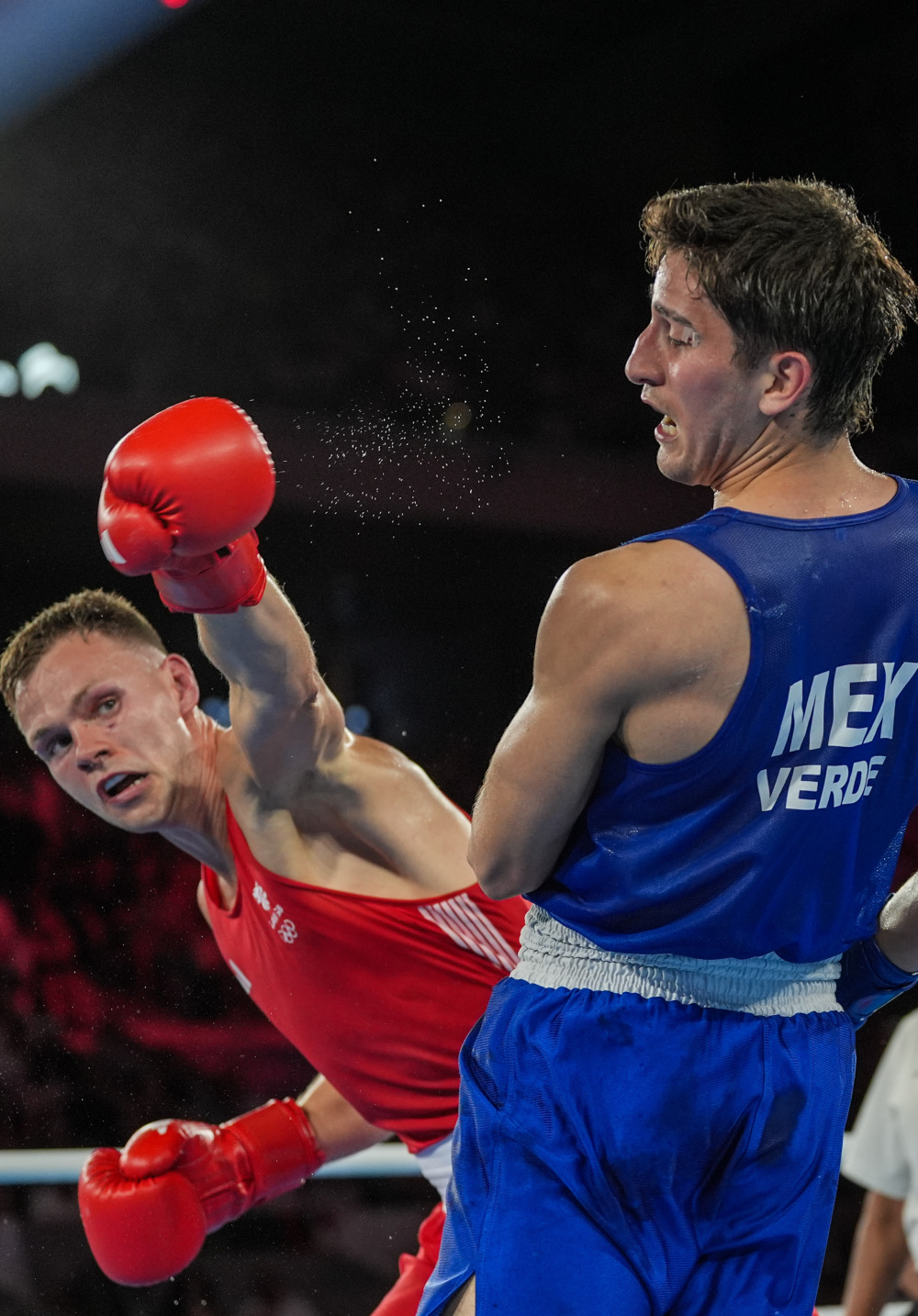 墨西哥拳击选手力压对手取胜