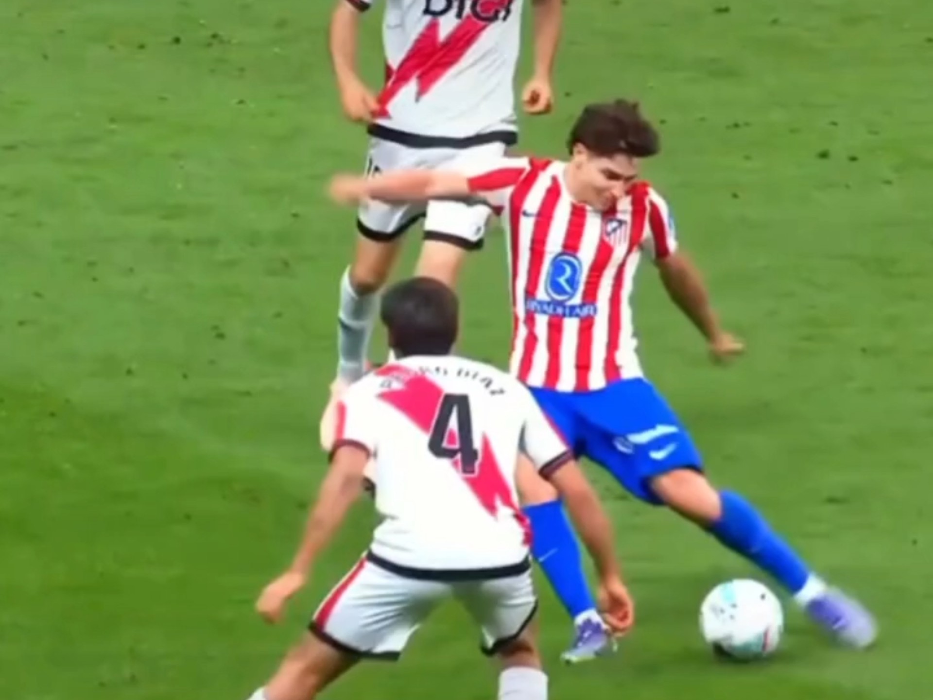 关于瑞士爆冷曼联，阿尔瓦雷斯完成帽子戏法的信息