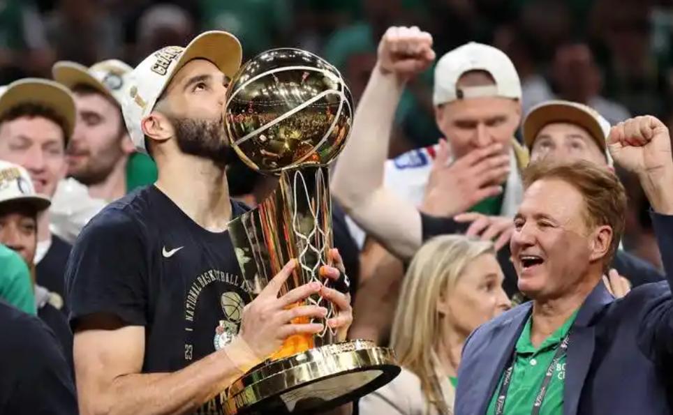 开云体育登录-国王鏖战四川队，塔图姆扛起全队