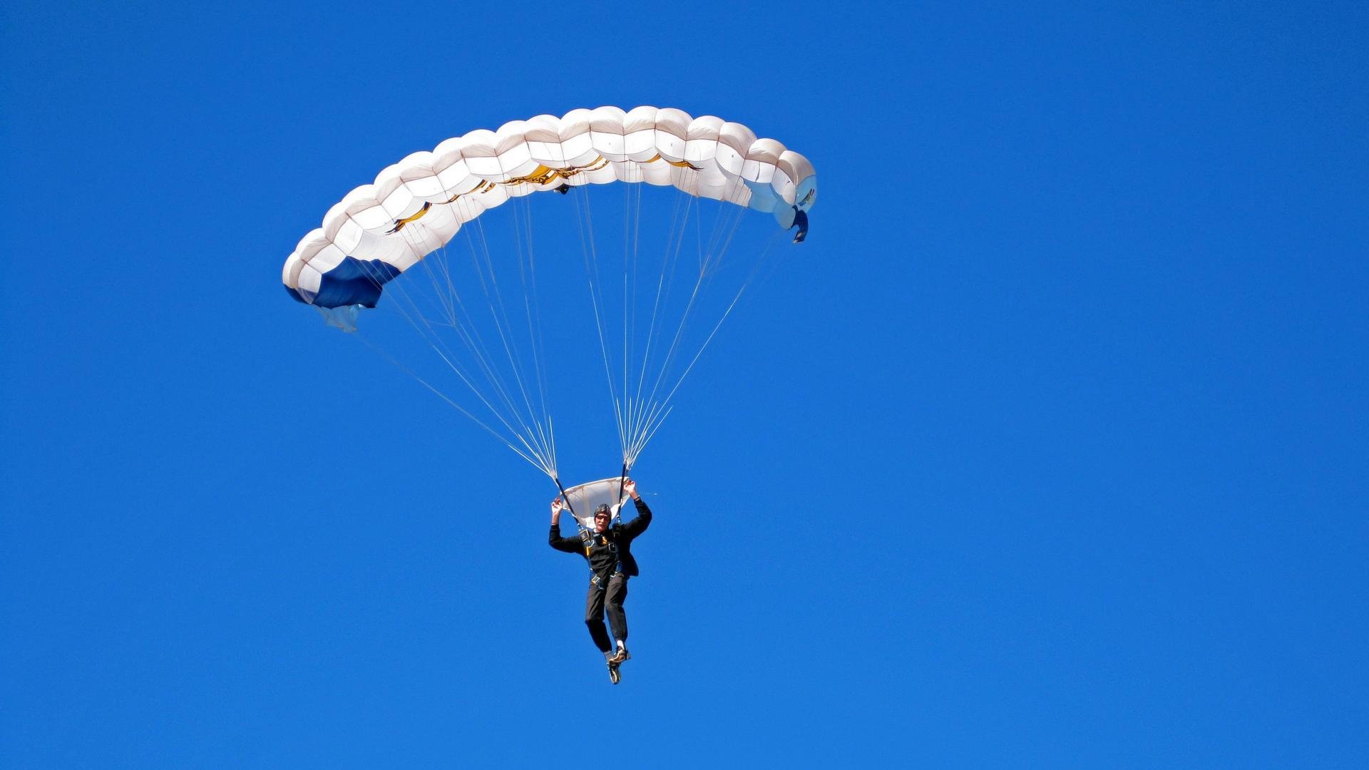 开云APP-伪巨崩盘夜，真神降临时，文班亚马生死战封神记