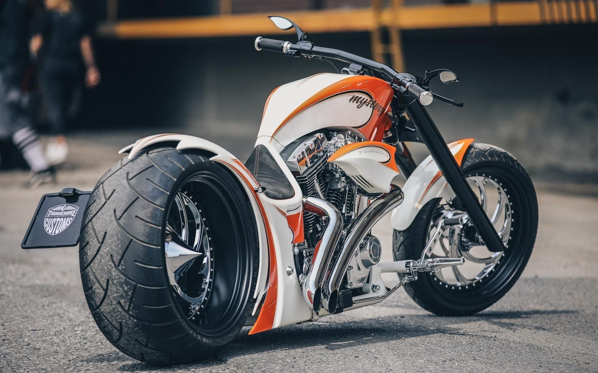 赛道暗影与国族旗帜，一场街道赛如何成为西班牙与伊朗的微妙交锋