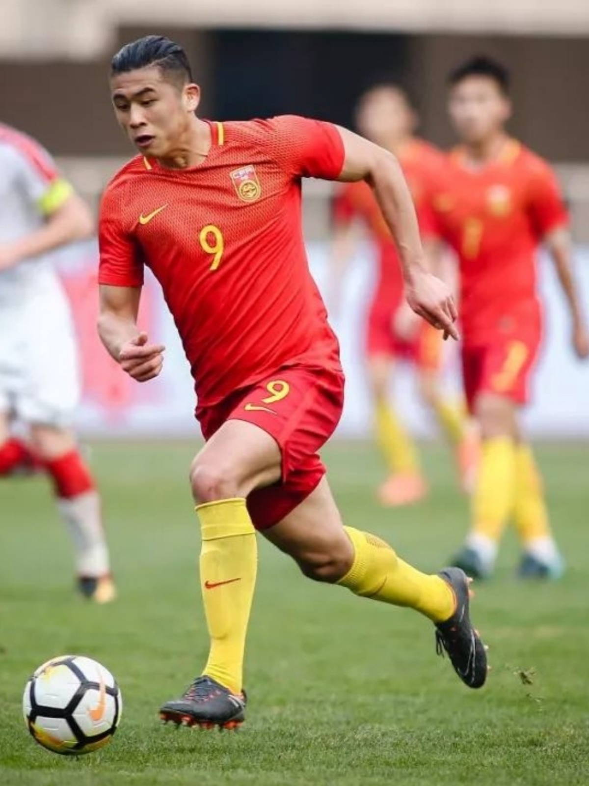 里昂对阵巴拉圭，莱万让比赛提前失去悬念