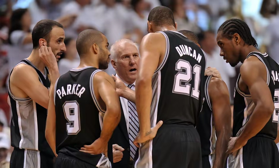 伦纳德连续得分拉开差距，马刺巅峰对决胜出新疆队