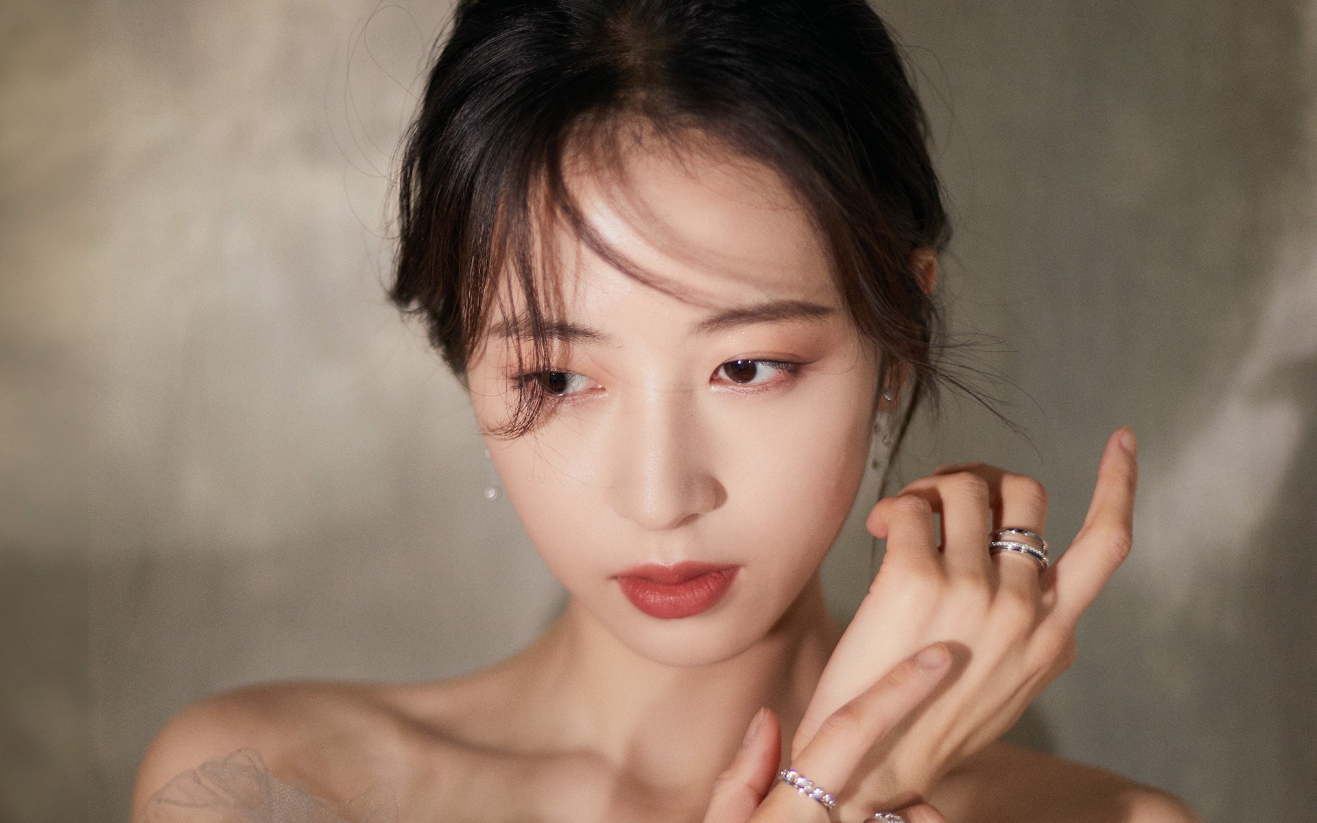 绿茵场与城市赛道，当委内瑞拉逆袭巴拉圭，三笘薰以赛车手姿态接管比赛